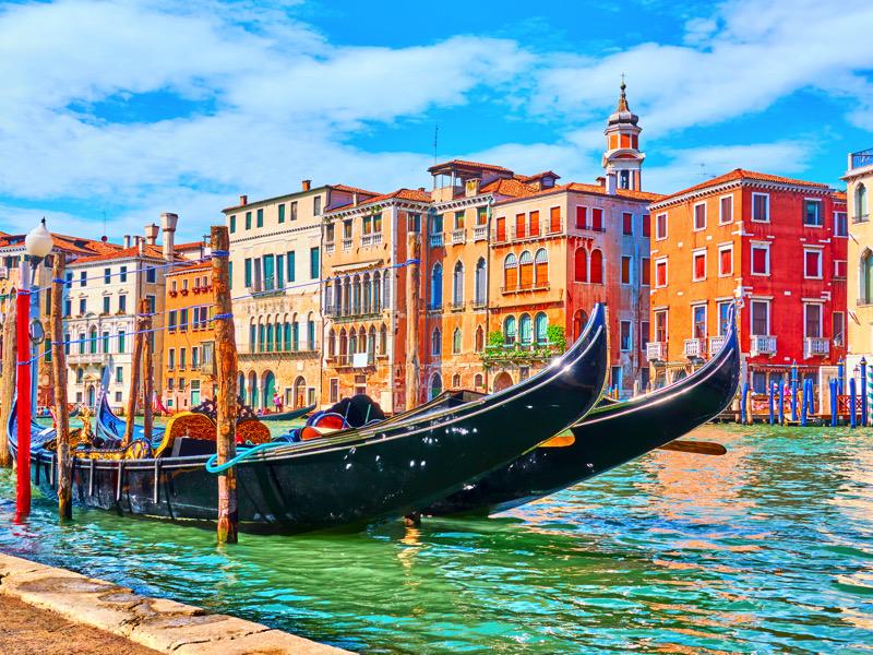 Vista del puente de Roma en Florencia con un atardecer brillante