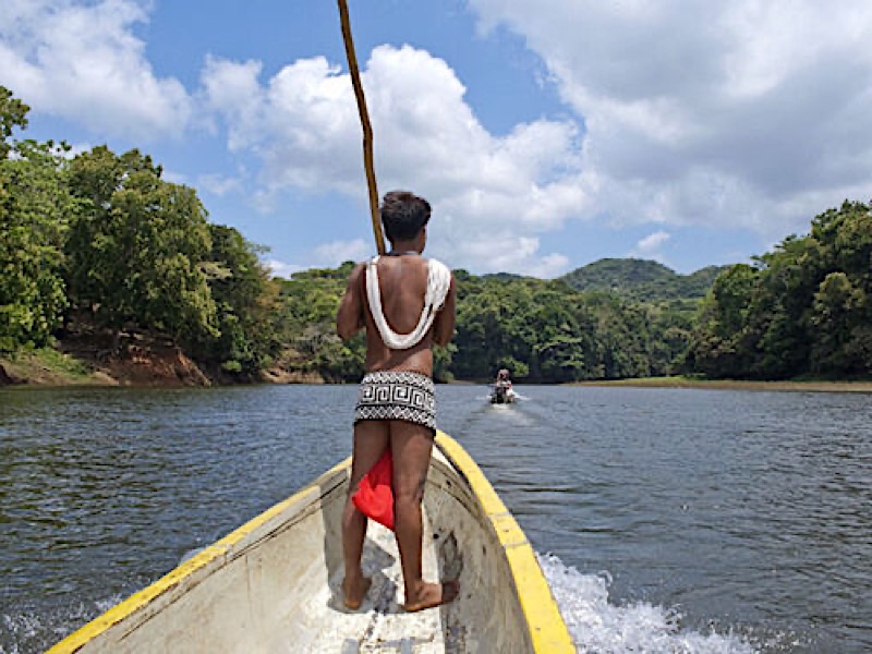 Grupo de personas del pueblo Emberá en Panamá en una presentación cultural