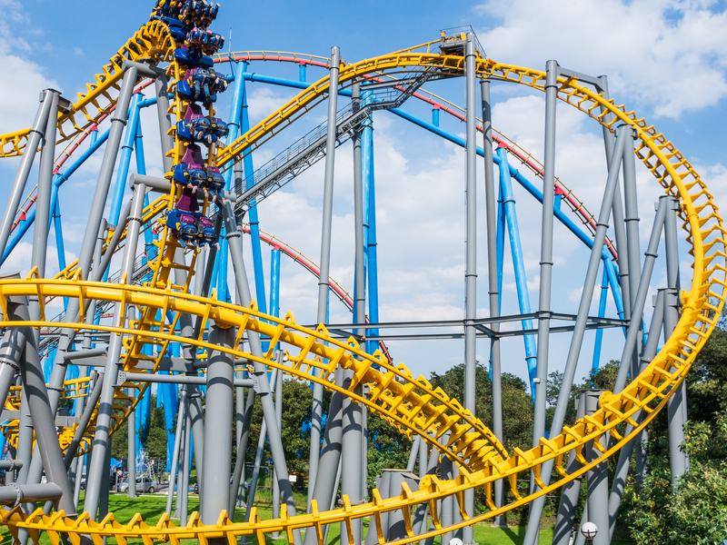 Visitantes disfrutando de una montaña rusa en Six Flags