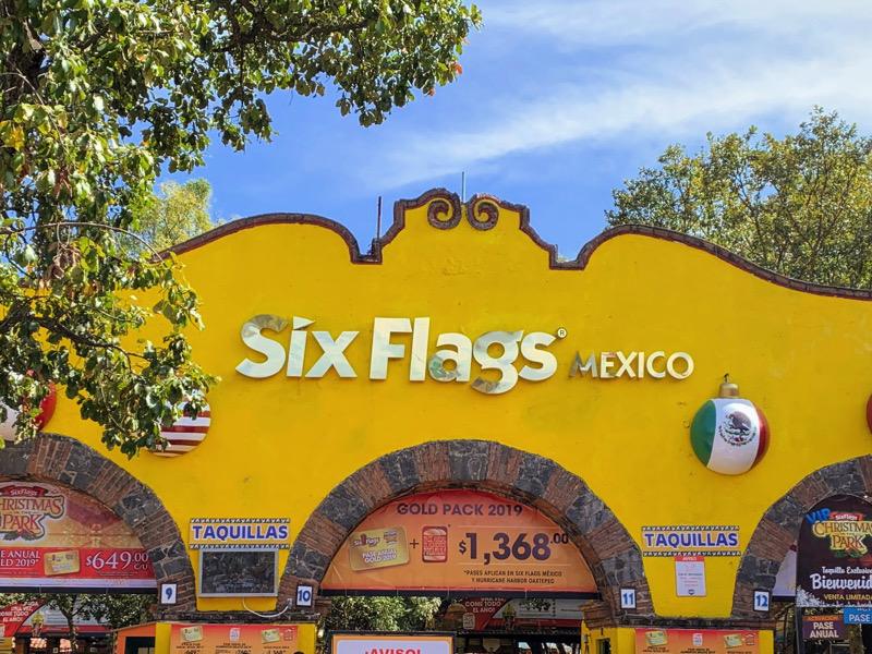 Montaña rusa en Six Flags México llena de emoción