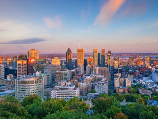 Vista panorámica de la naturaleza canadiense con montañas y lagos