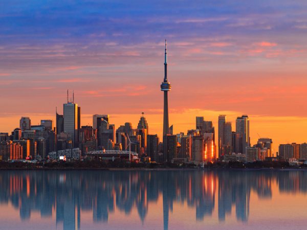 Fotografía de un hermoso paisaje en Canadá con montañas y un lago