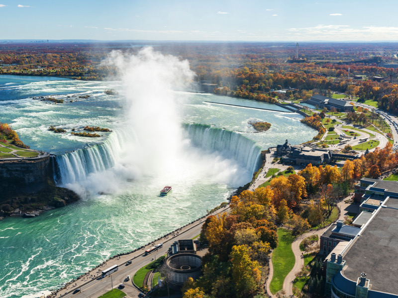 Vista panorámica del paisaje natural de Canadá con montañas y lago