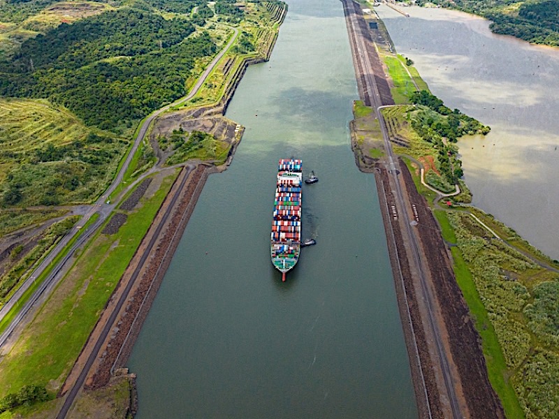 Vista panorámica del Canal de Panamá bajo un cielo despejado