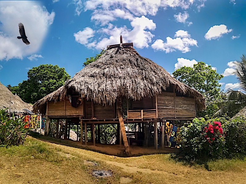 Vista de la comunidad Embera con vestimenta tradicional