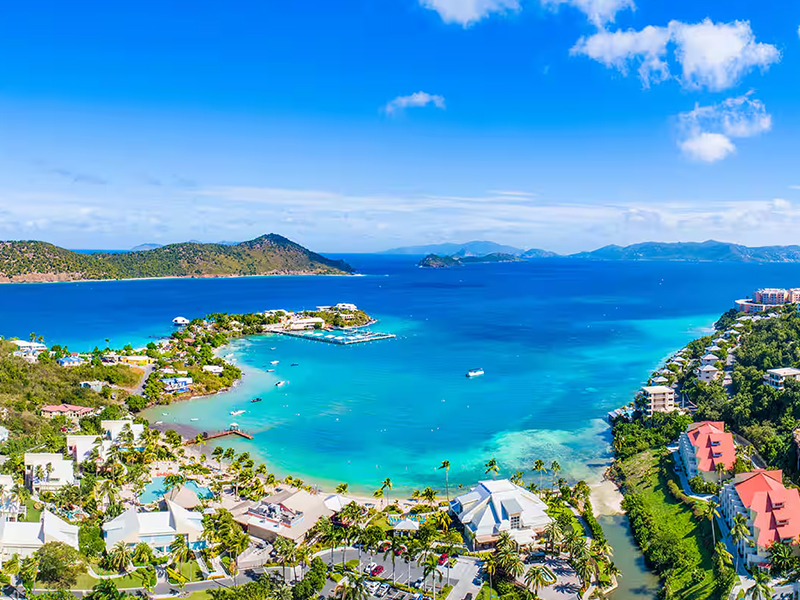 Imagen del Crucero Harmony of the Seas navegando bajo un cielo despejado