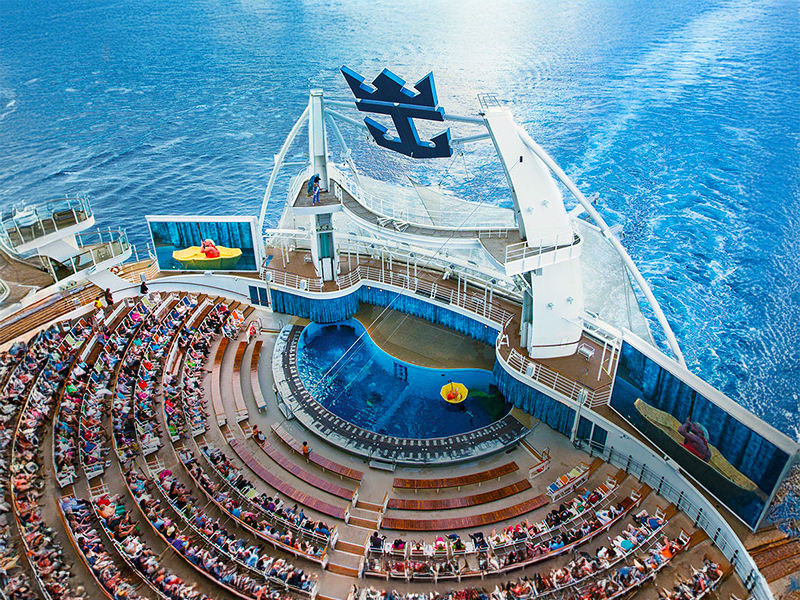 Vista del Crucero Harmony of the Seas navegando por el océano