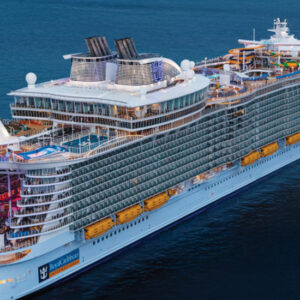 Crucero Harmony of the Seas navegando en aguas cristalinas al atardecer