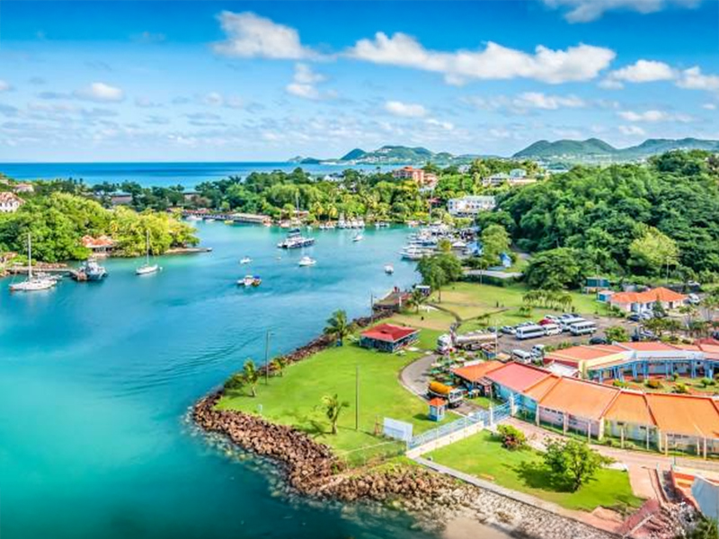 Imagen del crucero Norwegian Sky navegando en el mar al atardecer