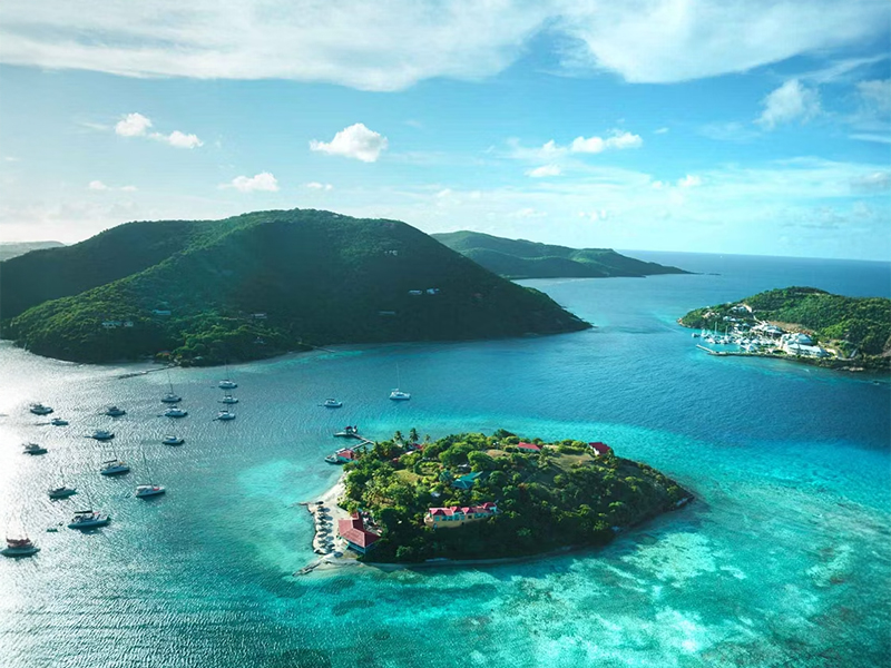 Imagen del crucero Norwegian Sky navegando en el mar