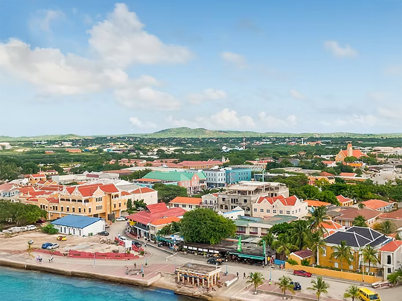 Vista del crucero Norwegian Sky navegando en el océano