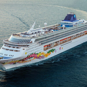 Crucero Norwegian Sky navegando por el Mar Caribe