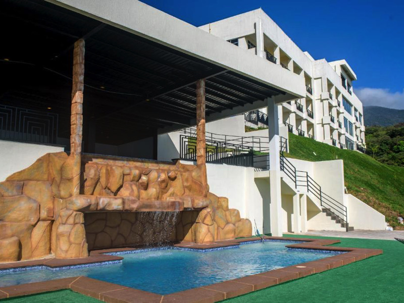 Vista Panorámica de Hotel Resort en Chiqui con Piscina y Áreas Verdes