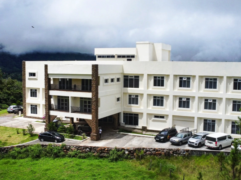 Vista del Hotel Resort Chiqui con jardines tropicales y piscina