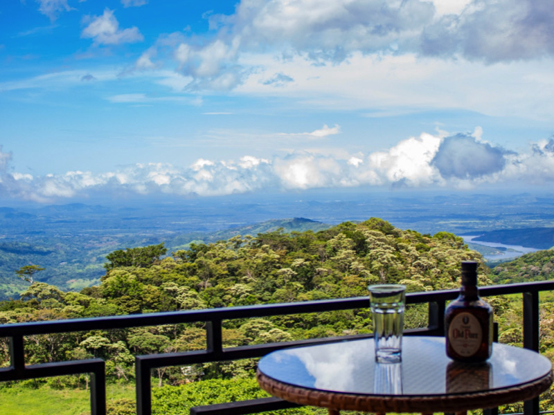 Piscina del Hotel Resort Chiqui con palmeras y montañas al fondo
