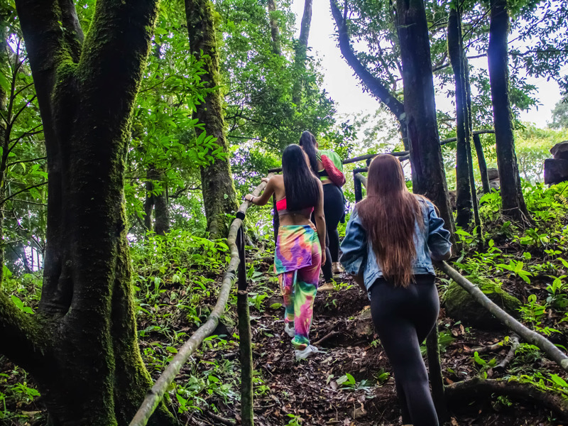 Vista panorámica de un lujoso hotel resort en Chiquirí con piscinas y palmeras