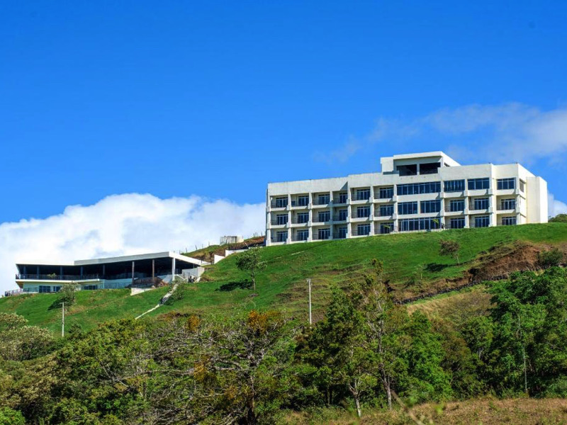 Vista del resort hotel en Chiriquí con piscina y jardines