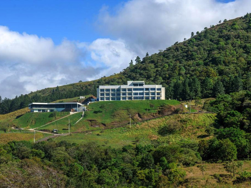 Vista panorámica del resort hotel de lujo en Chiriquí con exuberantes jardines y piscina