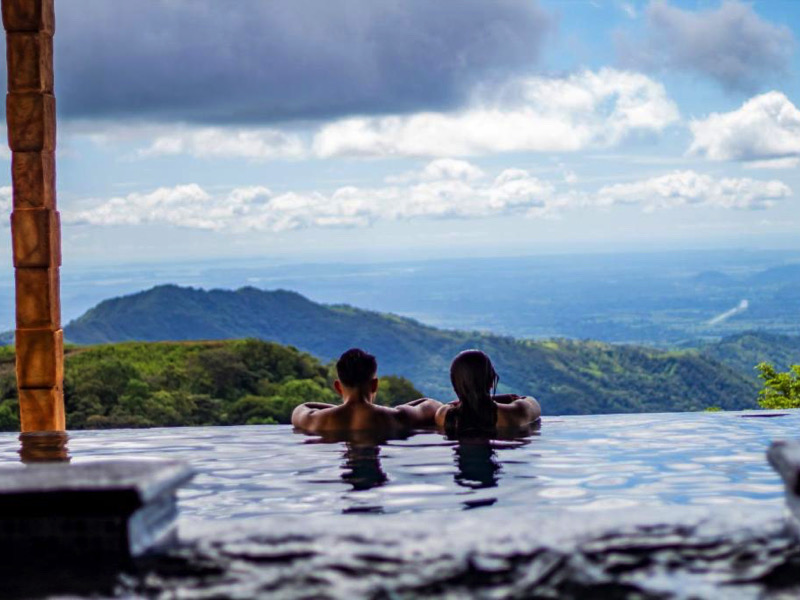 Vista panorámica del hotel resort en Chiriquí con jardines y piscina