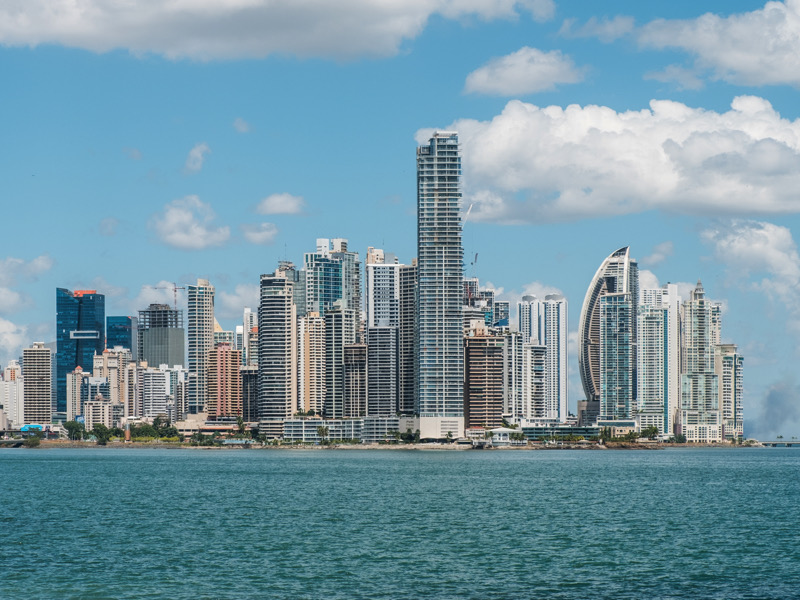 Vista panorámica de la Ciudad de Panamá con rascacielos y vegetación