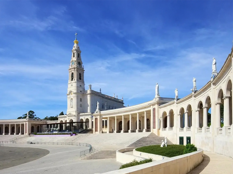 Vista panorámica de la Iglesia de Fátima en Portugal durante el día