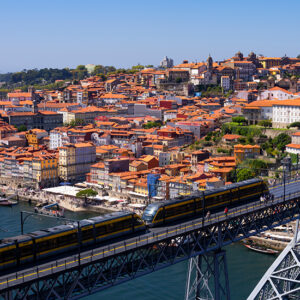 Vista panorámica de Oporto, Portugal con el río Duero y arquitectura histórica