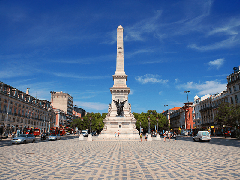 Plaza de Restauradores en Lisboa, Portugal con arquitectura histórica
