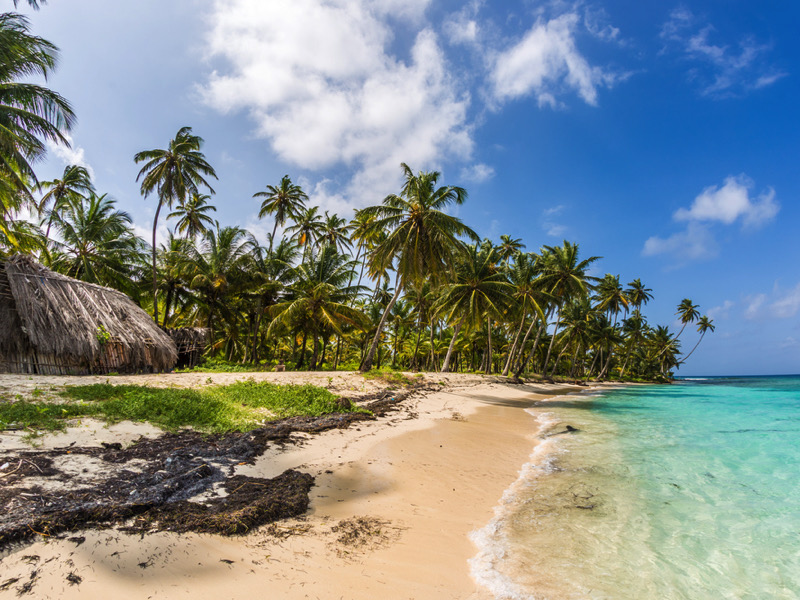 Isla paradisíaca en San Blas, Panamá rodeada de aguas turquesas y cielos claros